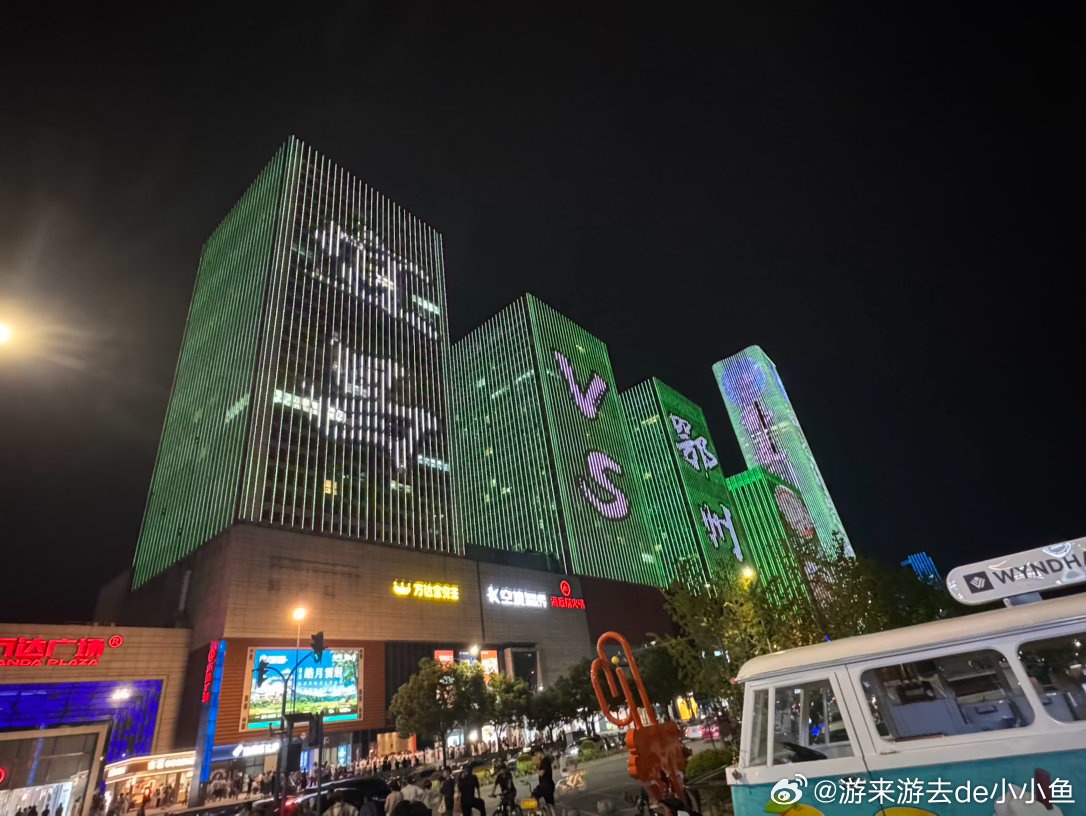 灯火落长江，入夜的宜昌满城皆是温柔江风🌙高楼霓虹、大桥游船站在码头吹一吹江边晚