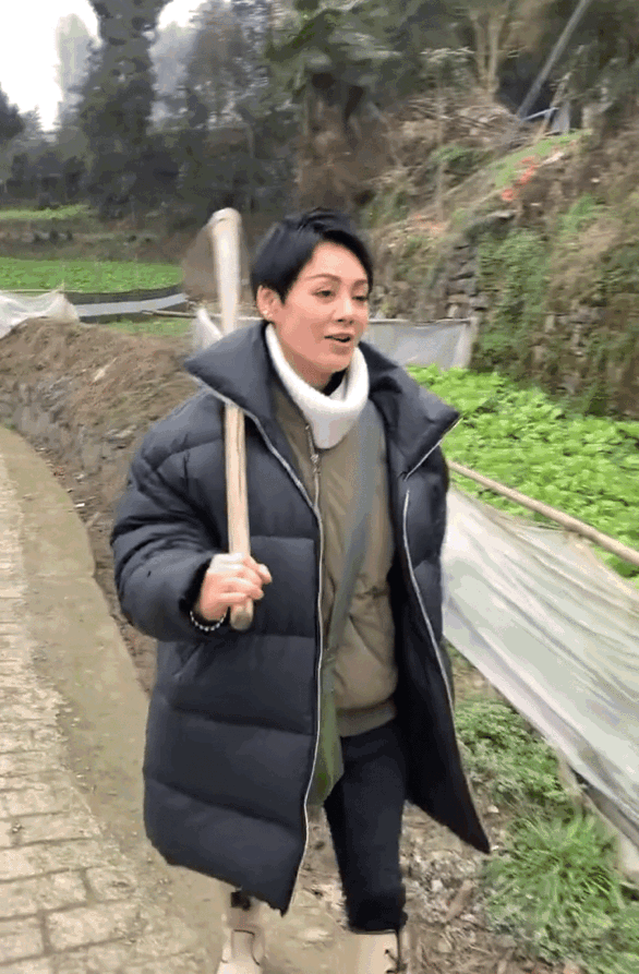 只有农村人才知道宁静装的有多假！
这是我唯一一次对宁静感到反感
拿着锄头走两步就