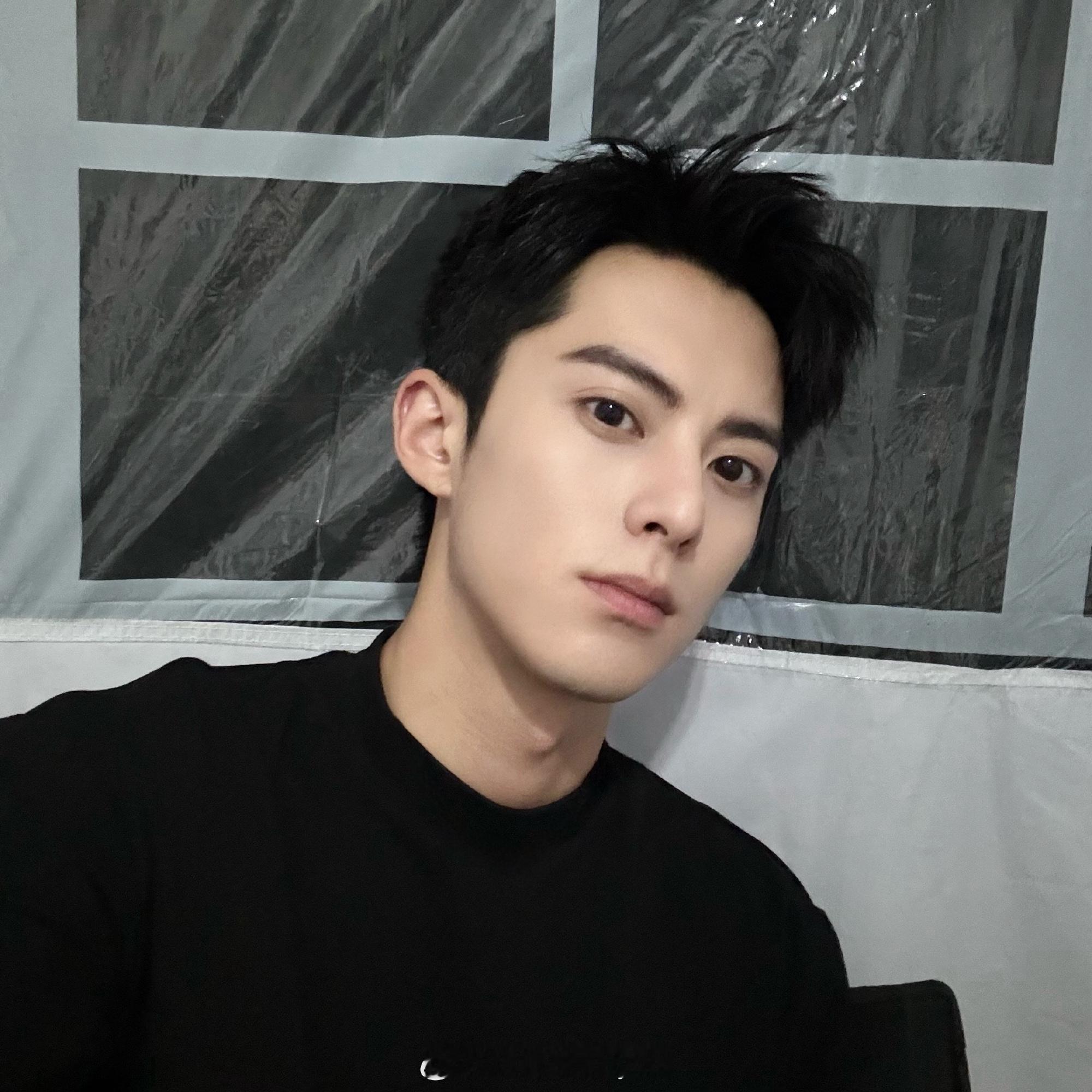 #王鹤棣记住今天这个黑色# ​​​这是要换发色？#王鹤棣又要换发色吗# ​​​