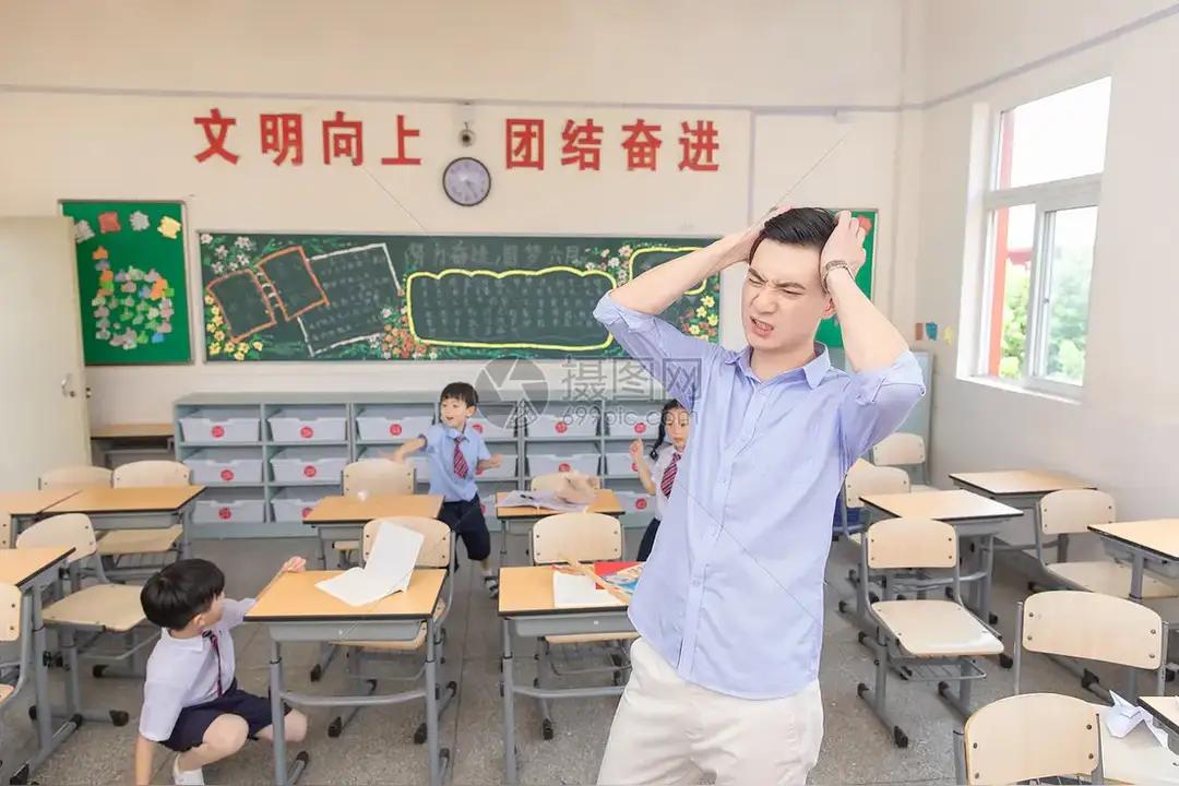 校长在教师会上说教师要管好课堂纪律，不要动不动去找班主任。
然而，现实中我们常常