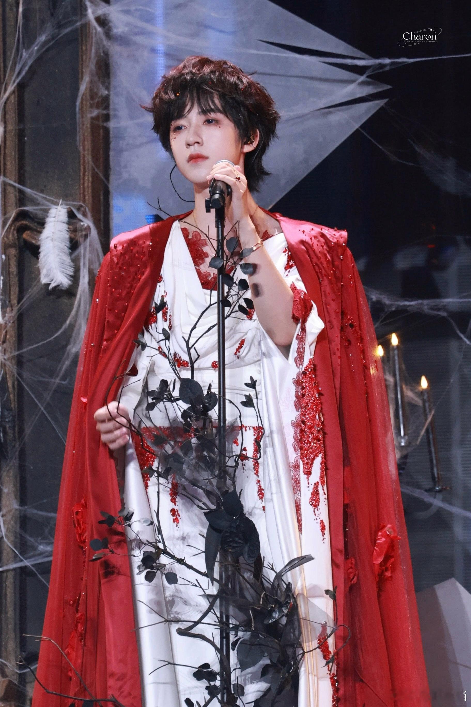 贺峻霖贺峻霖 二代唯一all绿贺峻霖大屏的神 “念念不忘必有回响若思念有声那么他