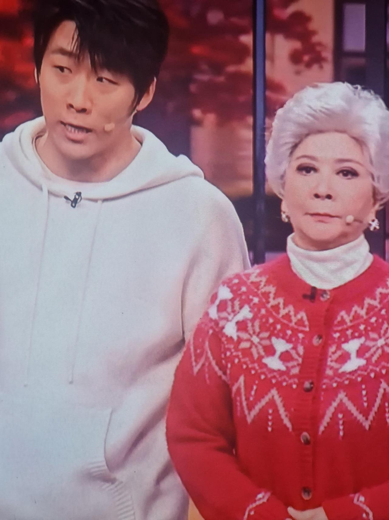 手机ai软件，机器人品牌。

蔡明老师本来小品水平很高，现在怎么成这样子了。
