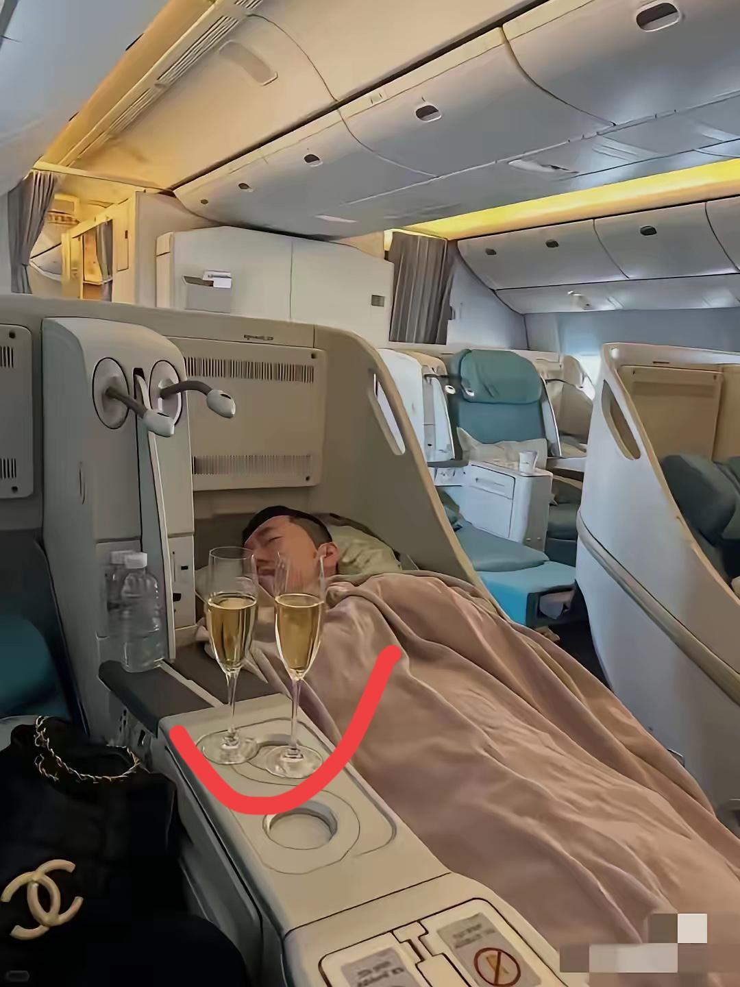 飞机上这个是啤酒还是饮料啊！