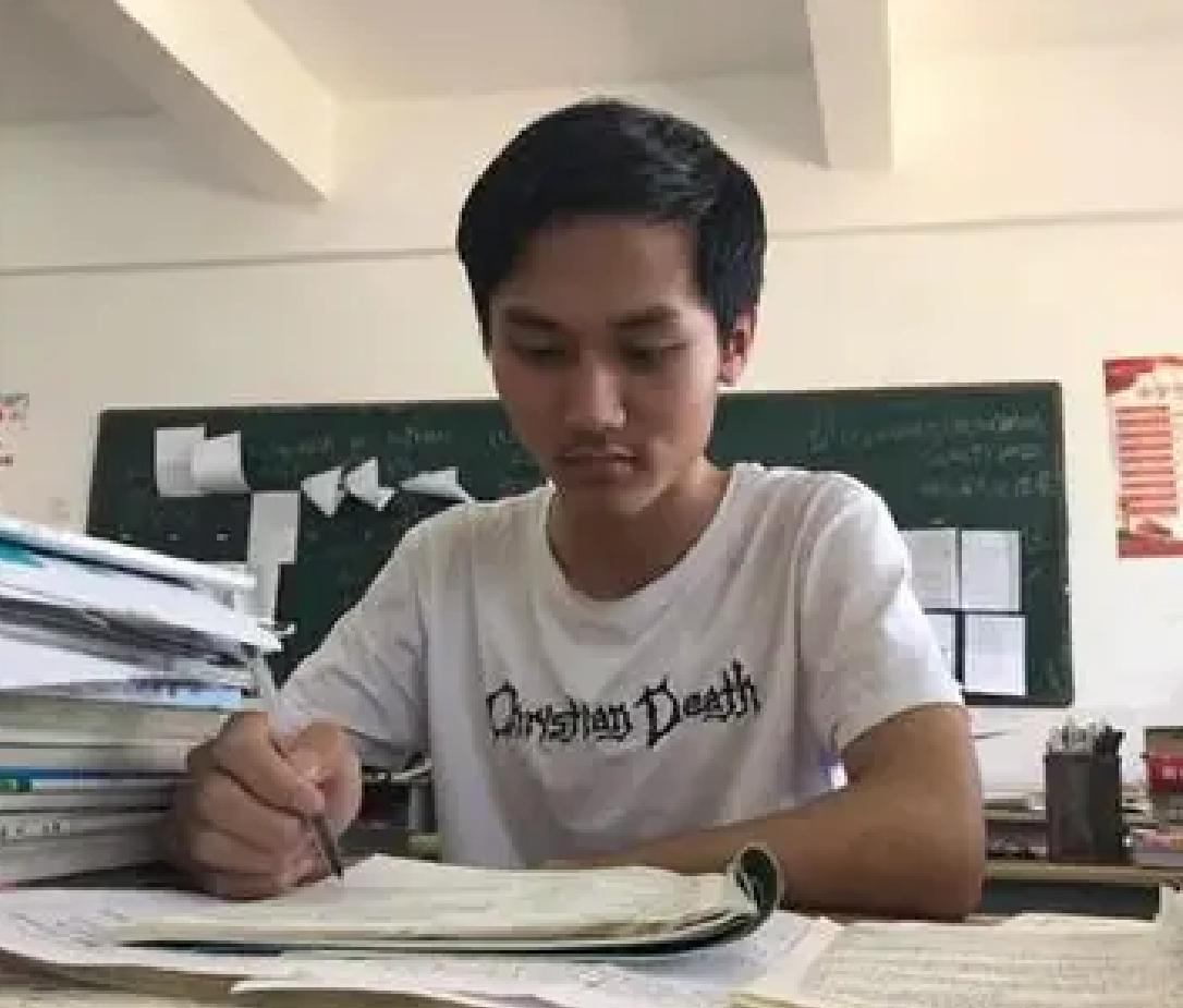 一位从深山穷巷里走出来的研究生，在外埋头打拼整整九年，省吃俭用攒下血汗钱，先后往