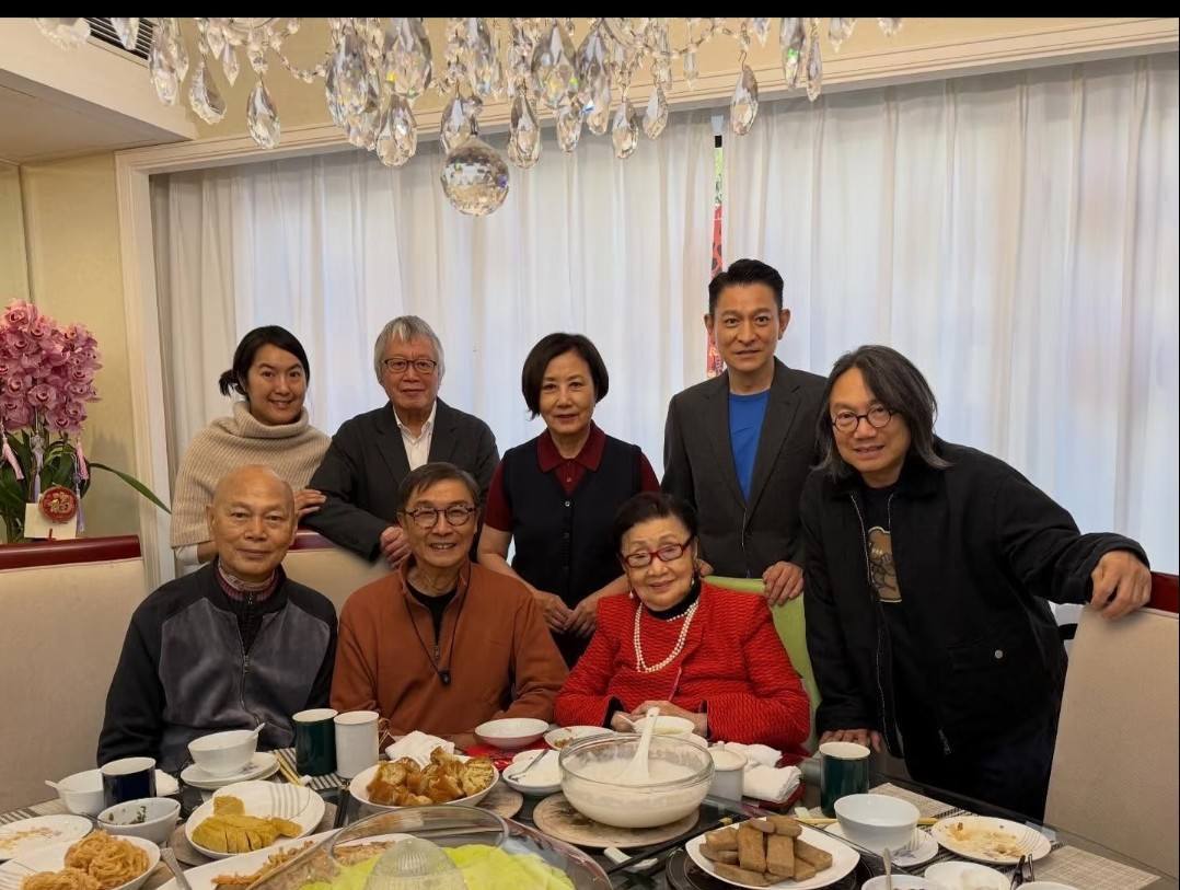 罗家英汪明荃偕李沛妍向仙姐拜年，席间巧遇刘德华，刘松仁，刘千石，陈善之。 