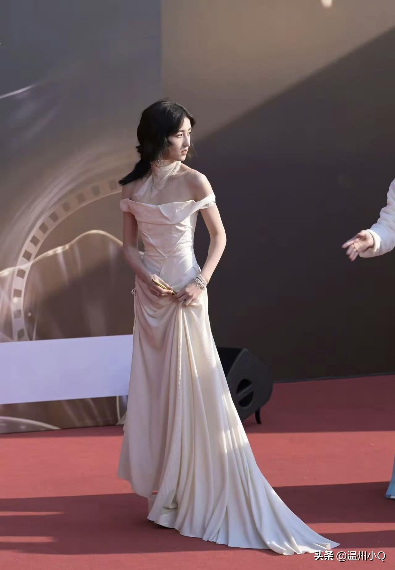 难怪张子枫走路带风，她脚上穿得不是恨天高高跟鞋，而是有十几厘米防水台的增高鞋。