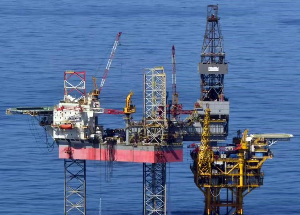 日本外务省昨天称确认中方在东海“中间线”的中方一侧海域，正推进建设一座新的海上钻