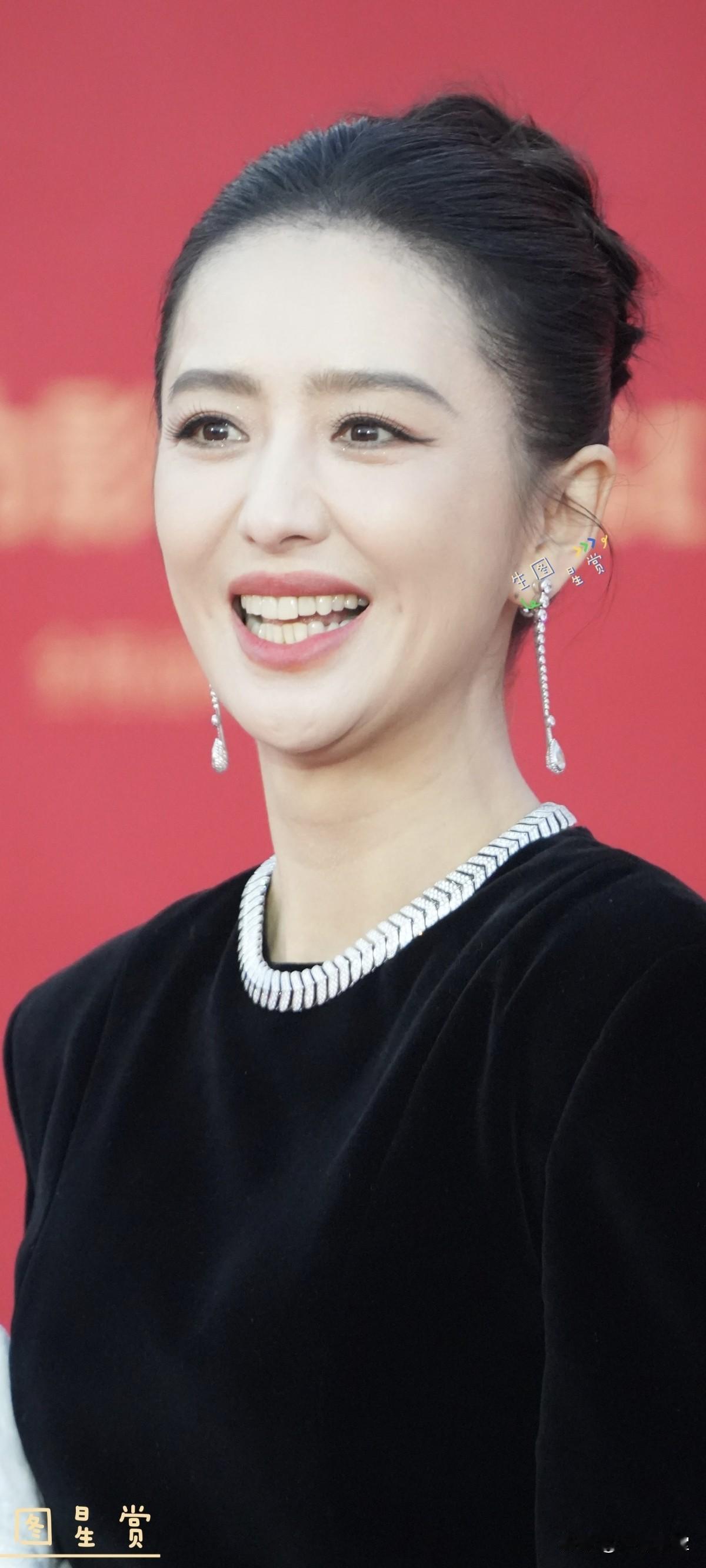 佟丽娅金鸡奖闭幕红毯
盘发妆造清爽养眼