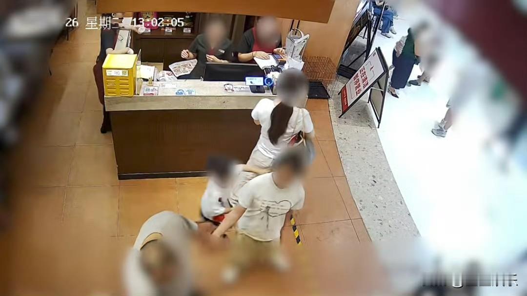 伊能静聊4岁男童摸臀争议！被字眼先入为主容易看错，再看视频，孩子只是无意拨开后退