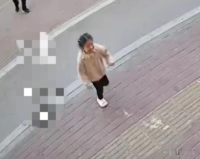 1月29日，广东，爸爸边打电话边带孩子，孩子在路上来回奔跑，结果被一个骑两轮电动