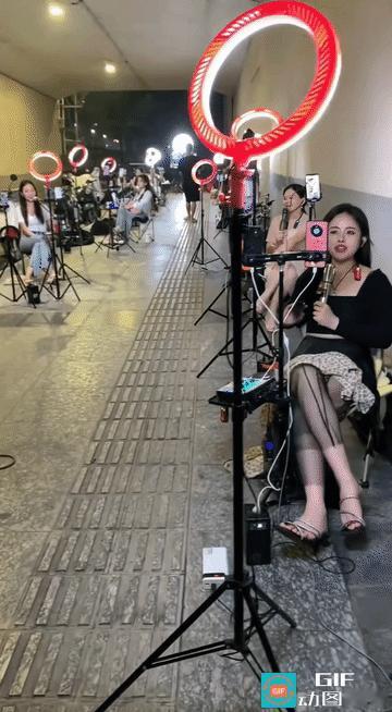 网红直播一条街，场面太震撼
 
夜晚的马路边直接变直播基地
一整条路边，一排美女