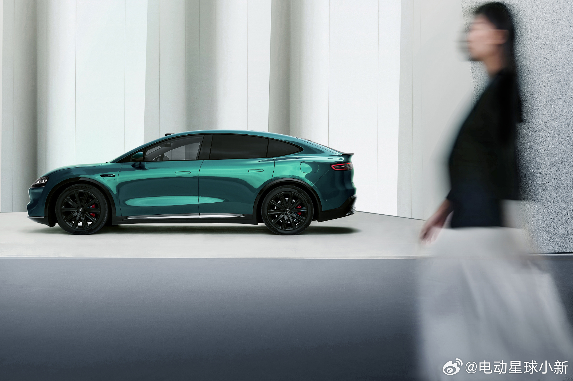 智界 R7 改款车型全新配色——极光绿，这个颜色怎么样？余总说在阳光下看不同角度