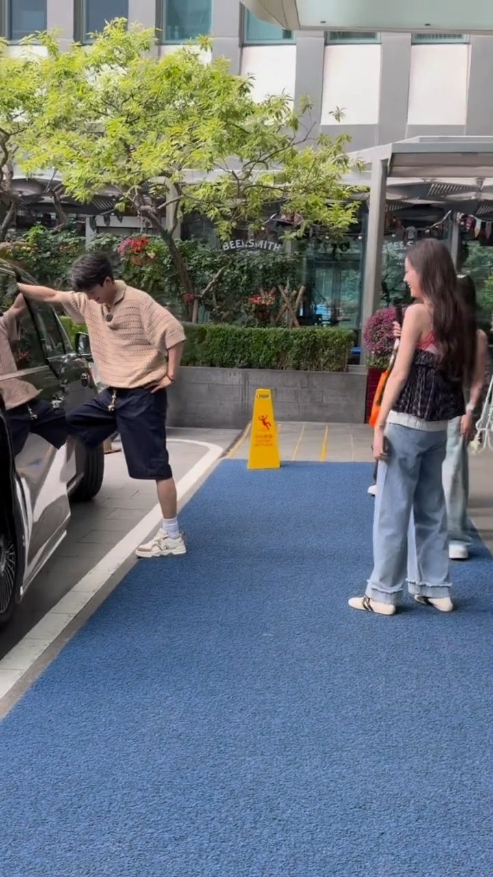 娜扎录制花少路透花儿与少年 所以娜扎是来当姐姐还是当飞行嘉宾啊？路透都拍到了赶紧