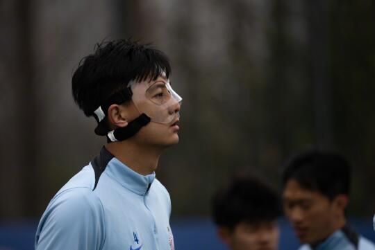 被韩佳奇拳击！官方：蒋圣龙右骨折或戴面具