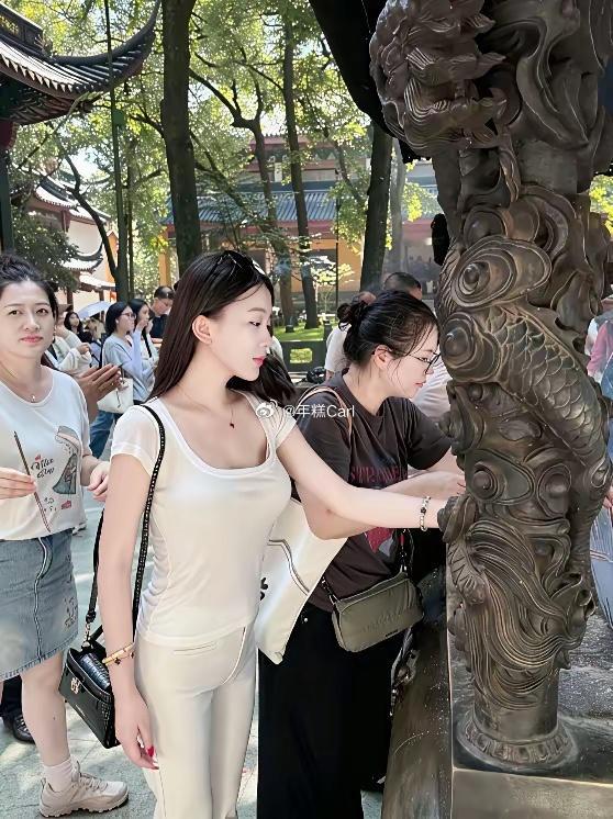 这么漂亮的女孩是不愁嫁人的，人家照样来求姻缘。 