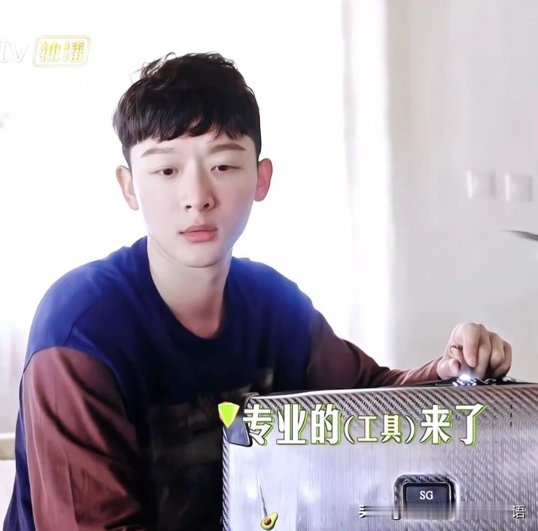 张晚意真不愧是那英口中的“倒霉孩子”。

刚出发前，钓鱼手脏抹眼睛后，得了角膜炎