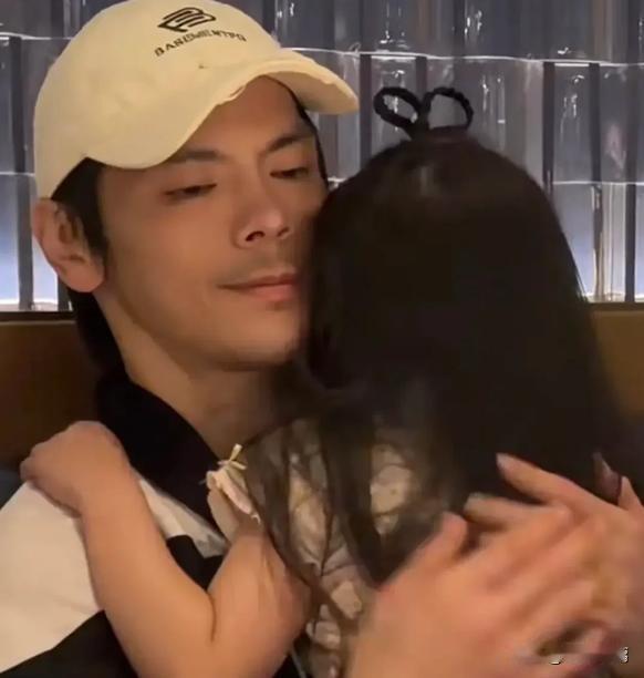 弱弱的问句，为什么明星都喜欢把儿子当女儿养，留着大长头发？

陈小春的儿子就是长