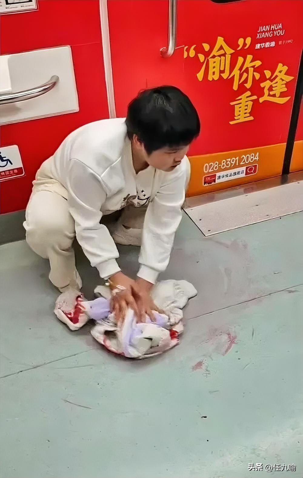 泪目了，重庆，22岁女孩在地铁上突然身体不适吐血，换做一般人估计都慌了，但她没有