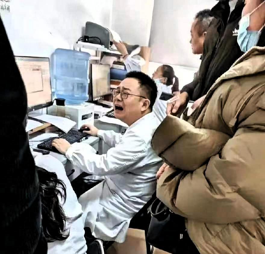 一位主任医师在医生办公室嚎啕大哭，
原来是因为他母亲被确诊为胰腺癌晚期！
 
这