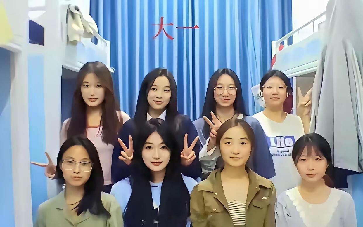 女生上大学还是很有用的，四年过去，曾经普普通通的女孩，现在也成为大美女了。 
