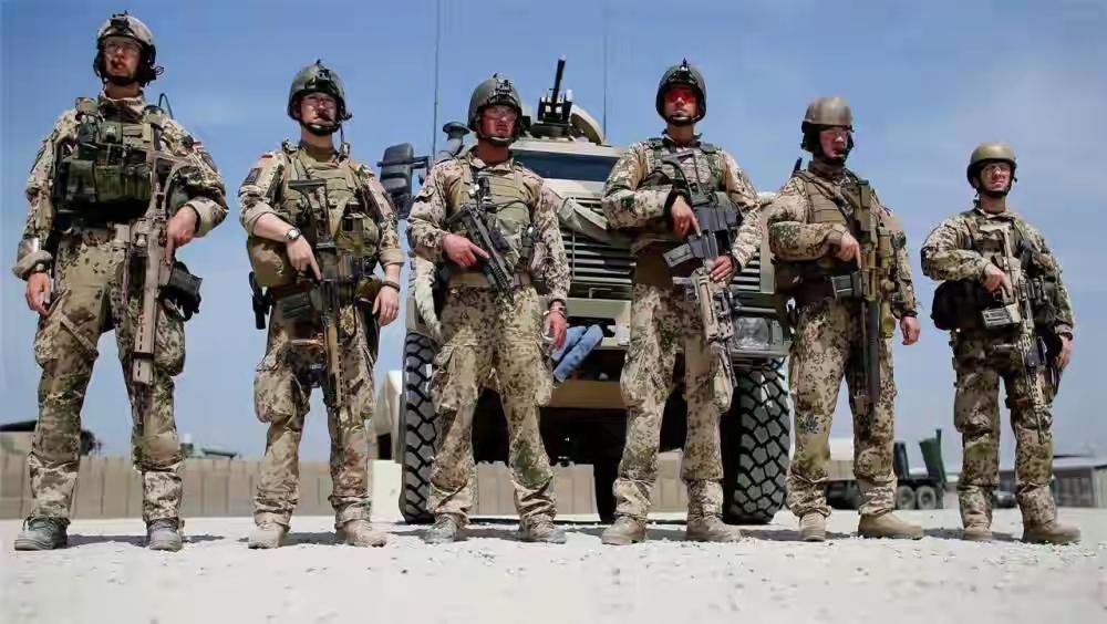 有很多人嘲笑美国阅兵，美国士兵在阅兵仪式上走路特别松垮，就像普通人走路一样，认为