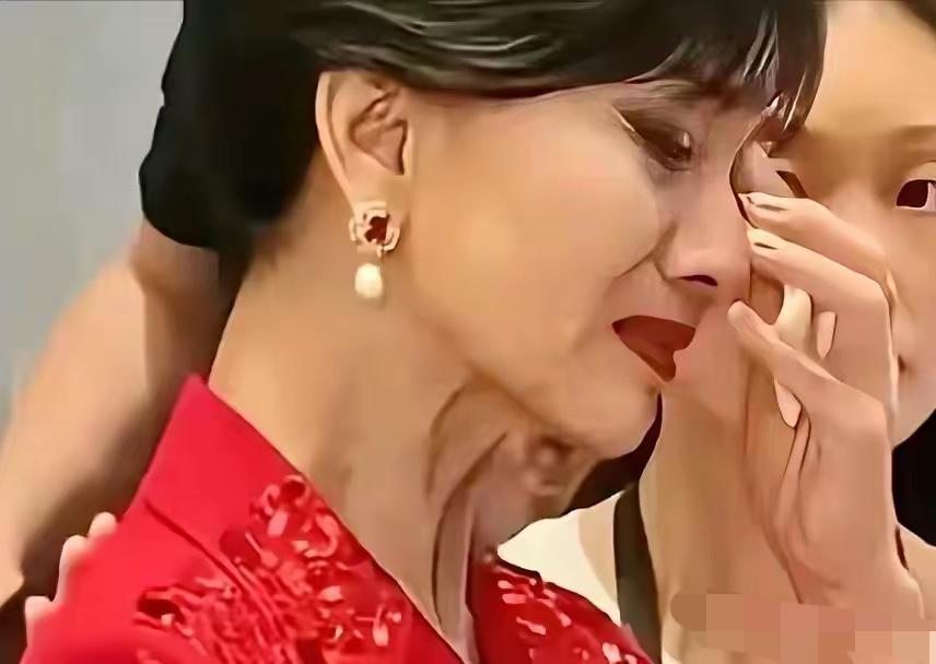 72岁赵雅芝疯赶9台春晚！凌晨4点化妆颈纹抢镜，网友吵翻：到底图啥？

你敢信？