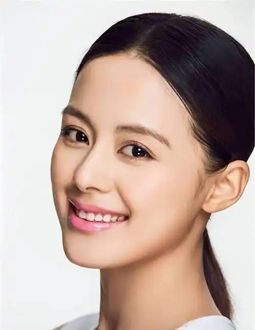 王力可，这位手握40多部女主角剧本、与胡歌刘烨等顶流搭戏的演员，堪称娱乐圈“最熟