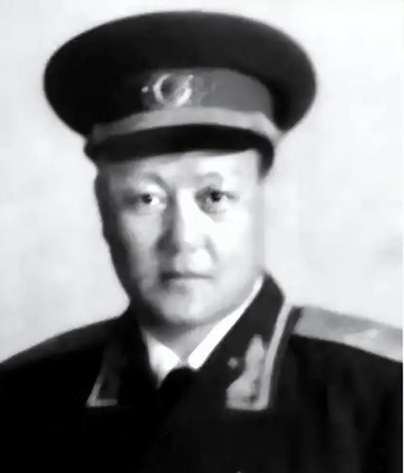 1949年，解放军师长刘炳彦去北京饭店吃饭，突然看到一个服务员举止异常，还有些眼