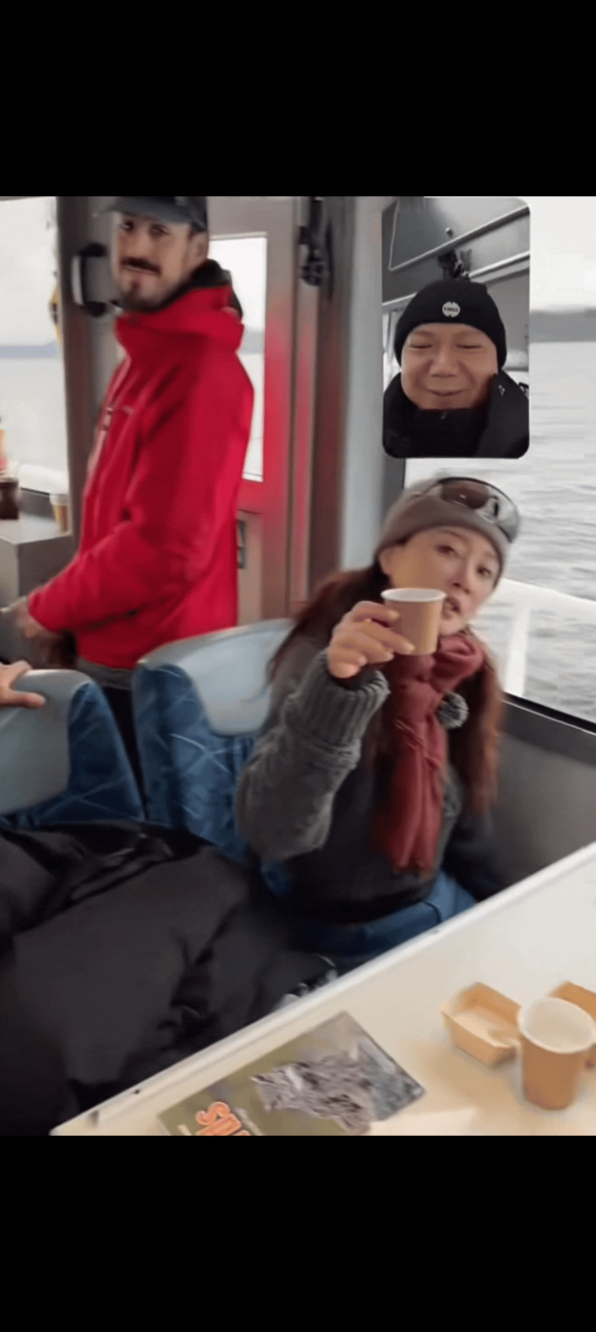 邓为这孩子咋啥都闻呢 笑到捶桌！周冬雨羽绒服天降鸟屎，邓为二话不说上手帮忙清理，