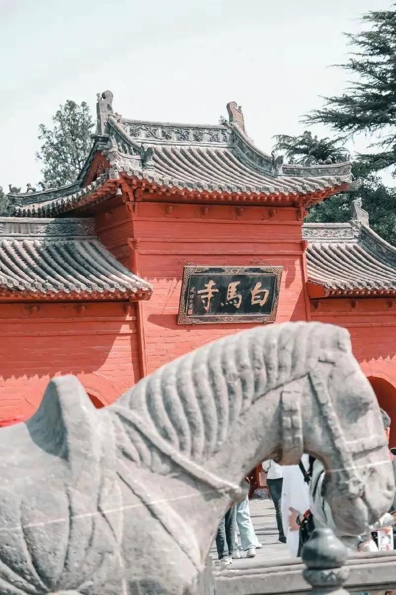 白马寺真的很不错，来洛阳必去的地点。白马寺始建于东汉，是最早的官办寺庙，整个景区