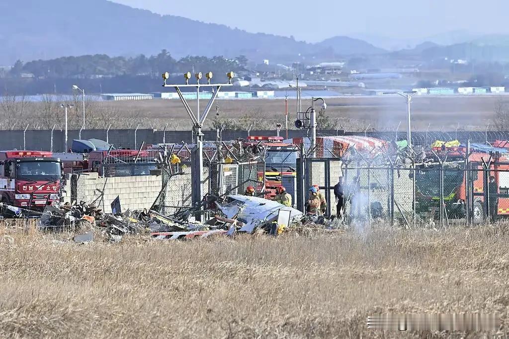 韩国客机碰撞起火事故已致62人死亡


当地时间12月29日，一架客机在韩国全罗