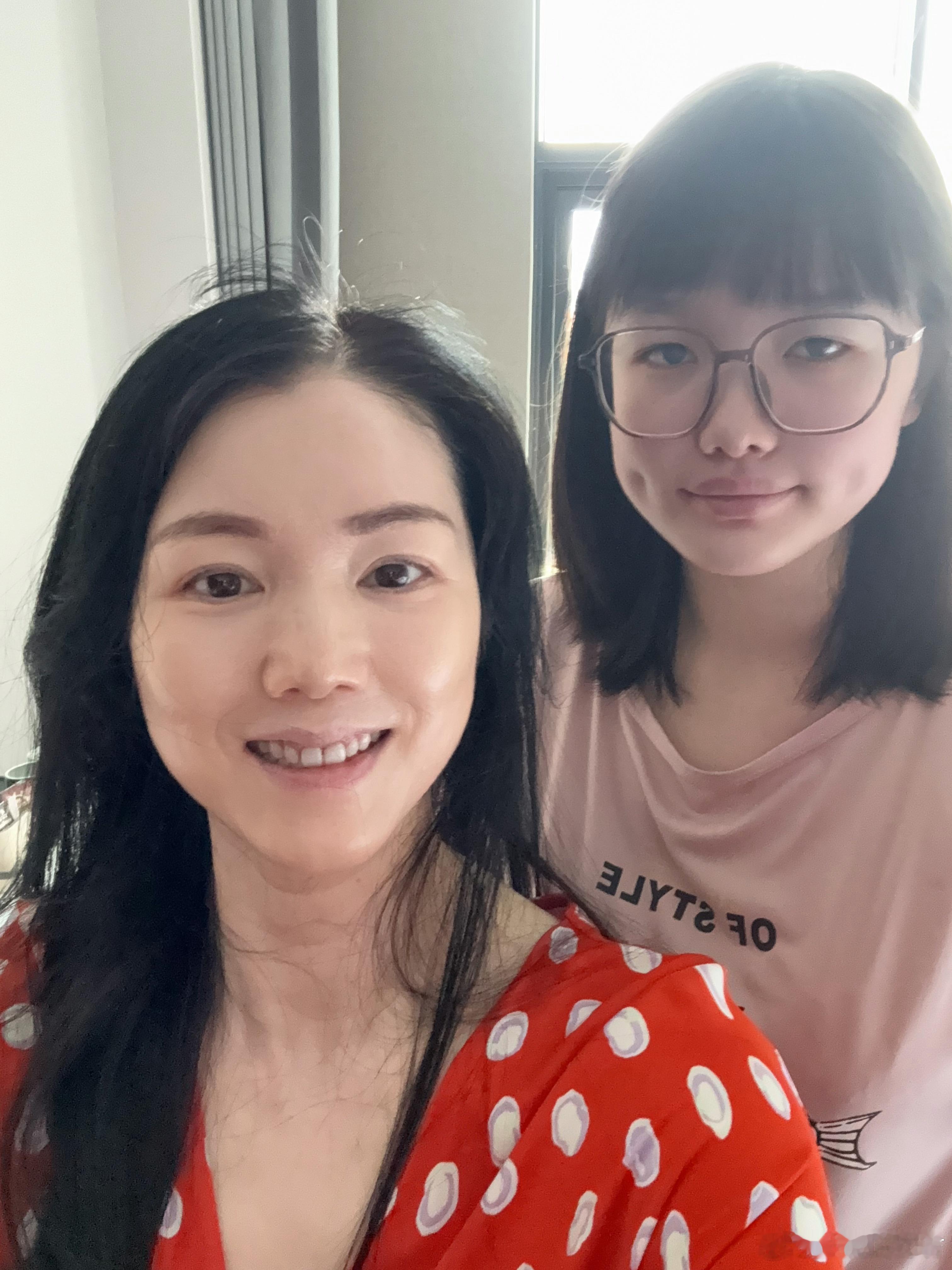 龙家有女初长成，小侄女也上大学啦。照片上我的皮肤虽然还行，但是在绝对的青春面前，