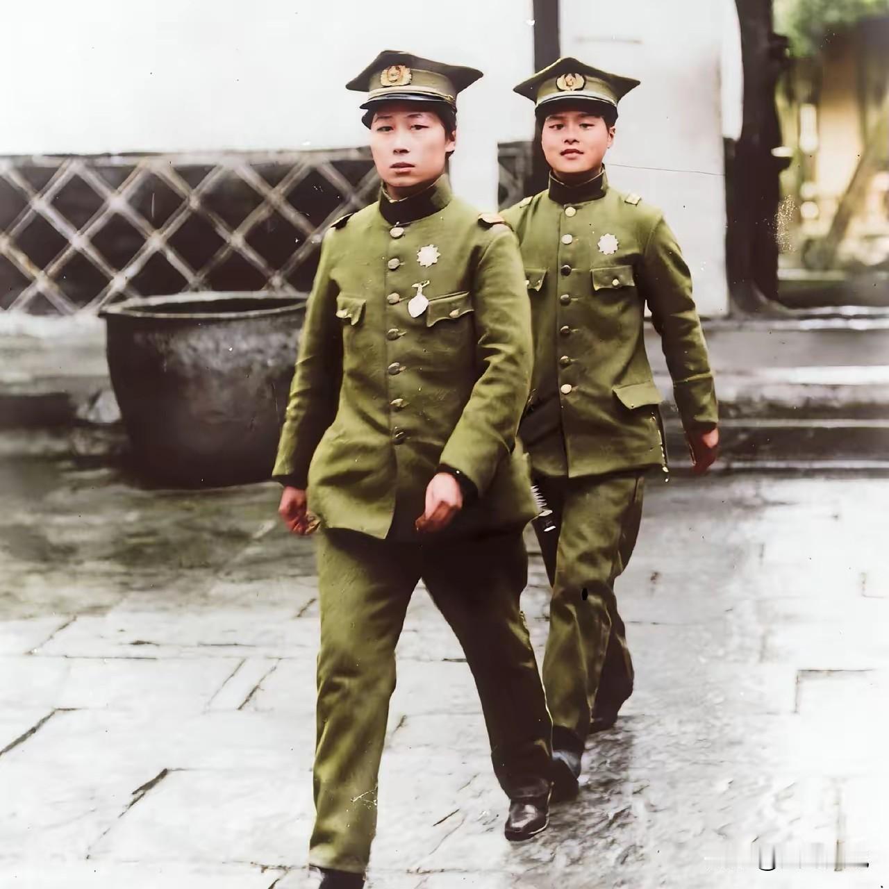 这身军装大家可能相当陌生，其实它最早在民国初期就已经出现了，而且还是孙中山先生的