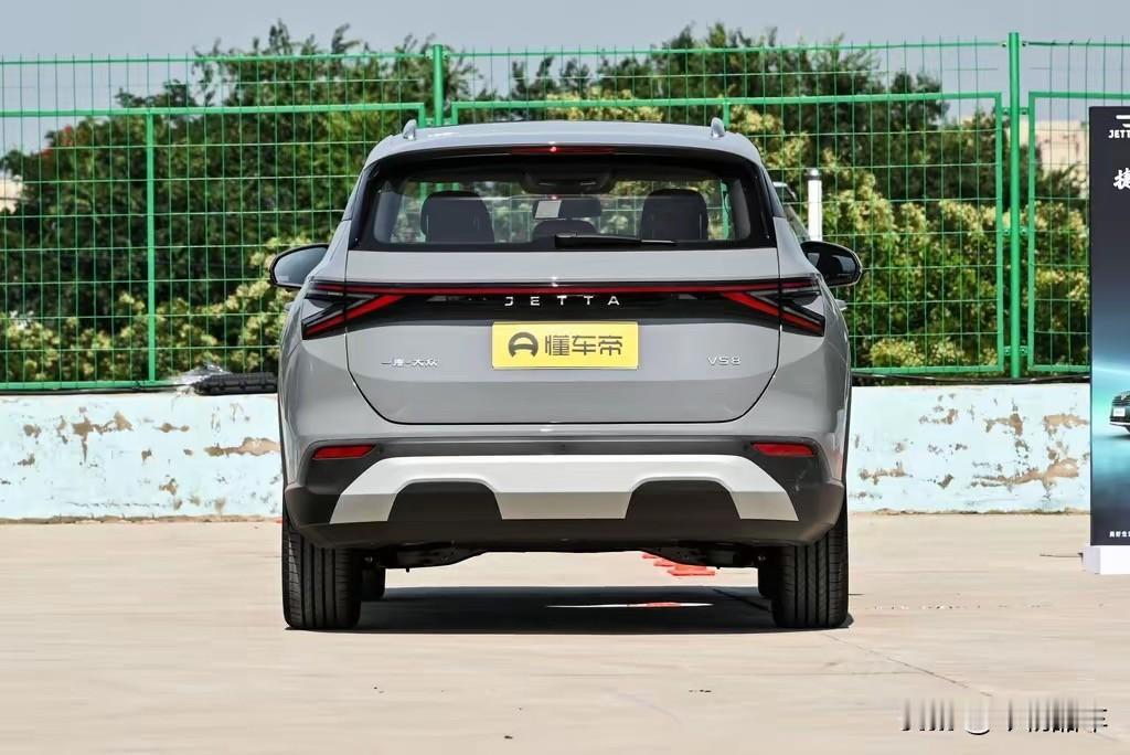 现在车企设计真让人无语，感觉都掉进贯穿式尾灯的坑里出不来了。设计师都黔驴技穷了吗