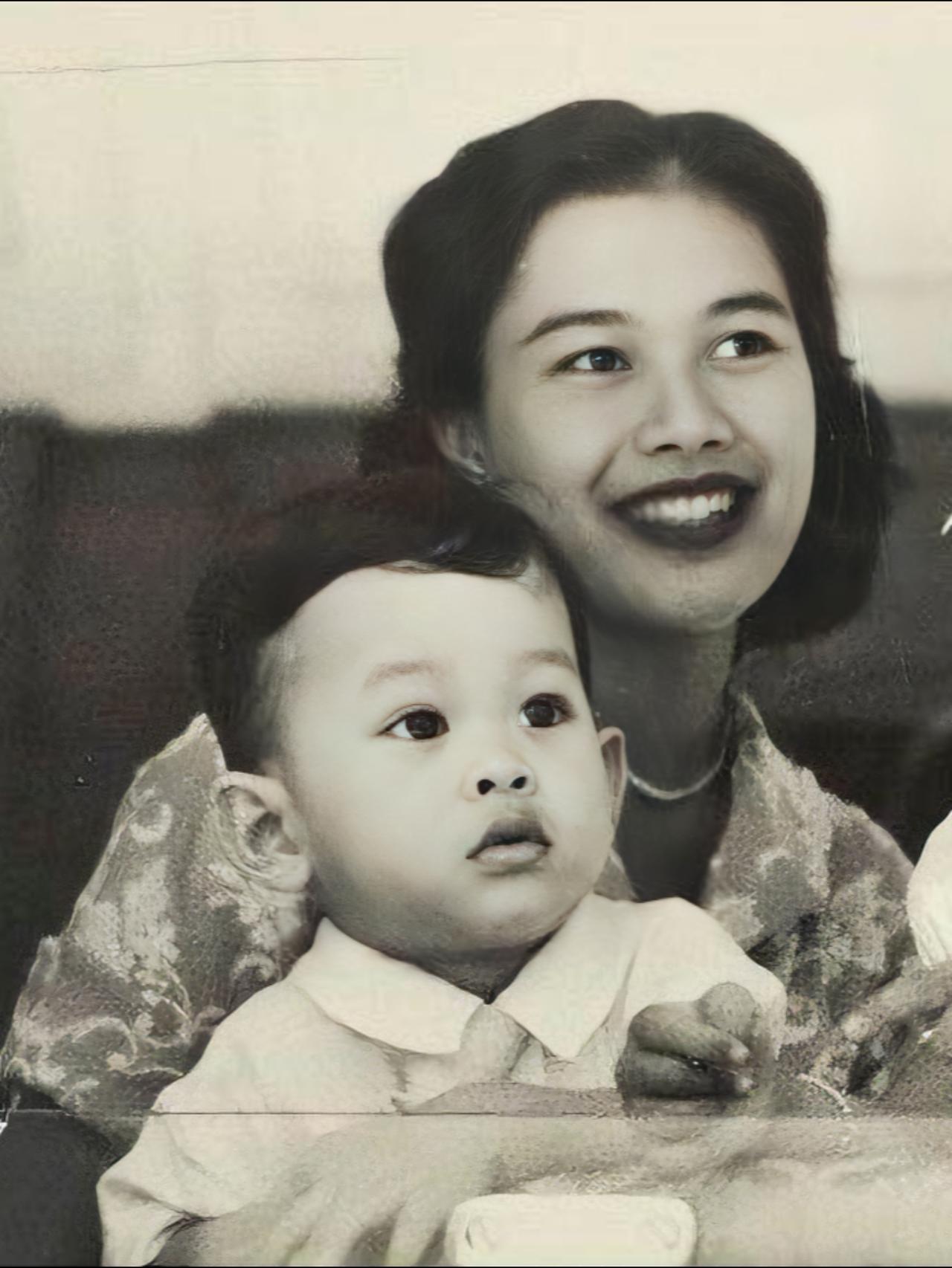 童年时期的泰王，跟提帮功简直一模一样
泰王身处温馨幸福的王室家庭，即便到了爷爷辈