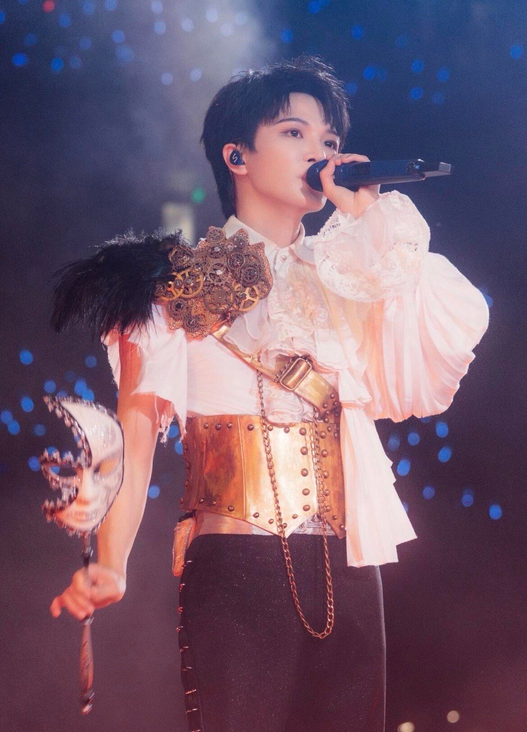 周深一秒没见又长高了 周深的2026新年愿望是马上长高，结果下一秒就“咻”地冲破