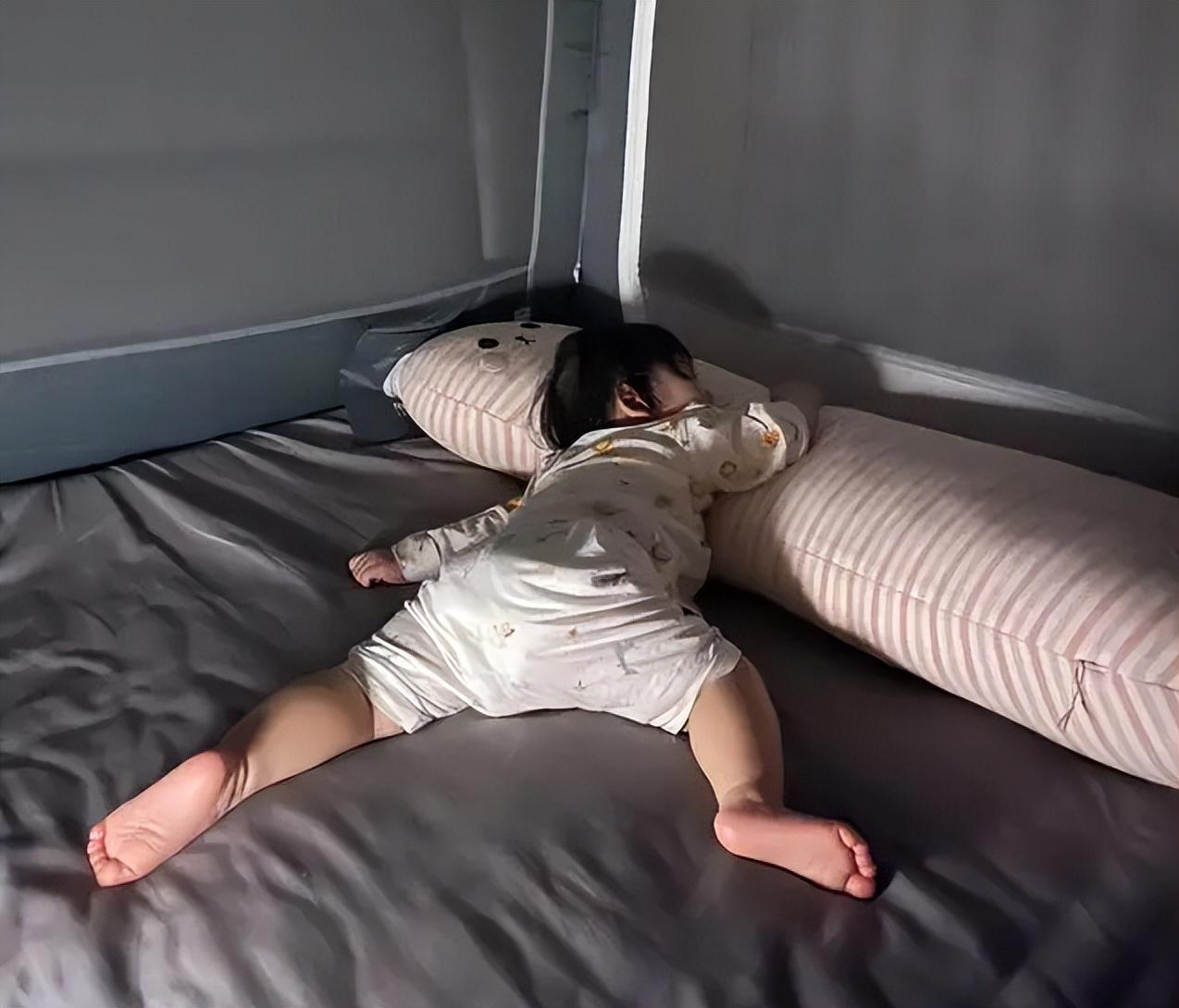 孩子睡觉满床滚，并非是热，其实是通过睡姿传递信号，你读懂了吗
孩子睡觉“满床滚”