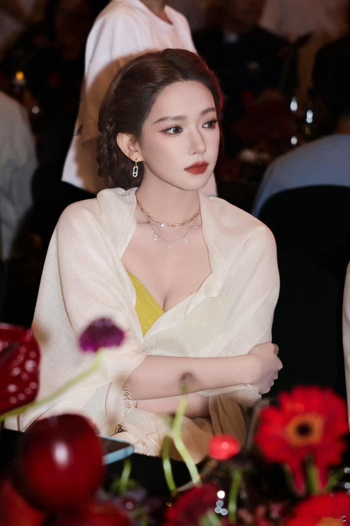 不愧是程潇，这颜值这气质～
