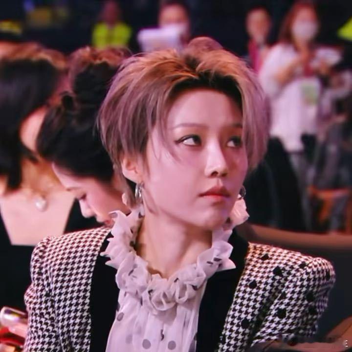 刘雨昕怼脸好好看在尖叫之夜的舞台上，刘雨昕的时尚感展现得淋漓尽致。雀斑妆的自然和