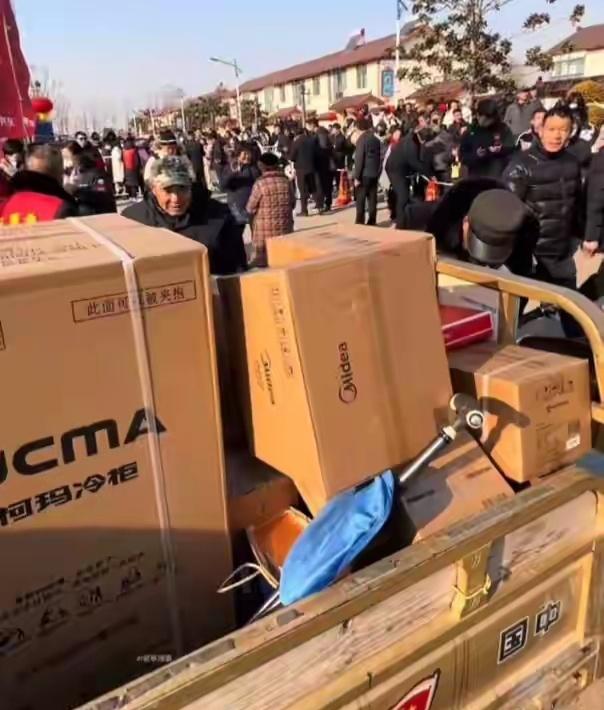 光明村村民领京东AI手机腊八刚过年味渐浓，刘强东给老家送年货这事坚持了十多年，从