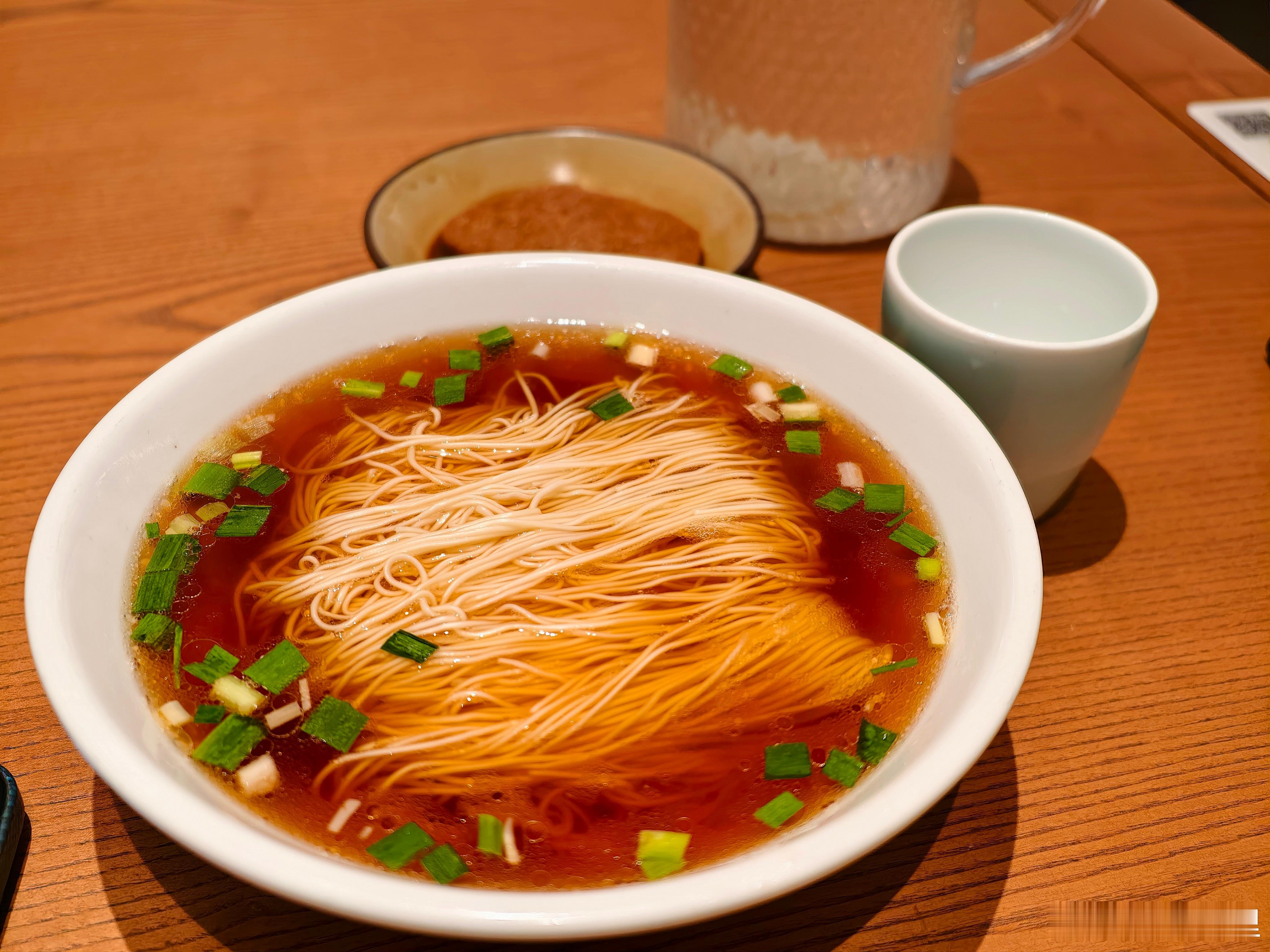 早安，有多少小伙伴早上喜欢吃红汤面？配上一块素鸡，清爽＋好吃，尤其是天冷了，吃了