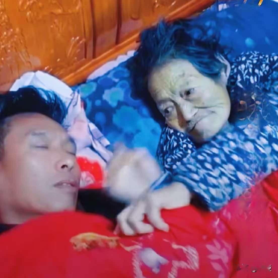 最近，网上有一段被无数人刷屏的视频：“儿子伺候病危的母亲，由于太疲倦睡着了，醒来