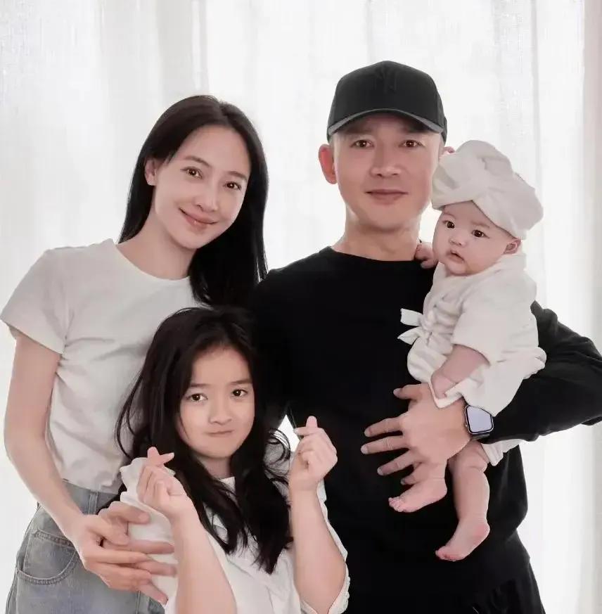 再婚的聂远早就儿女双全了哈，妻子长的美，女儿长的美，儿子长的俊，他也长的帅，一家