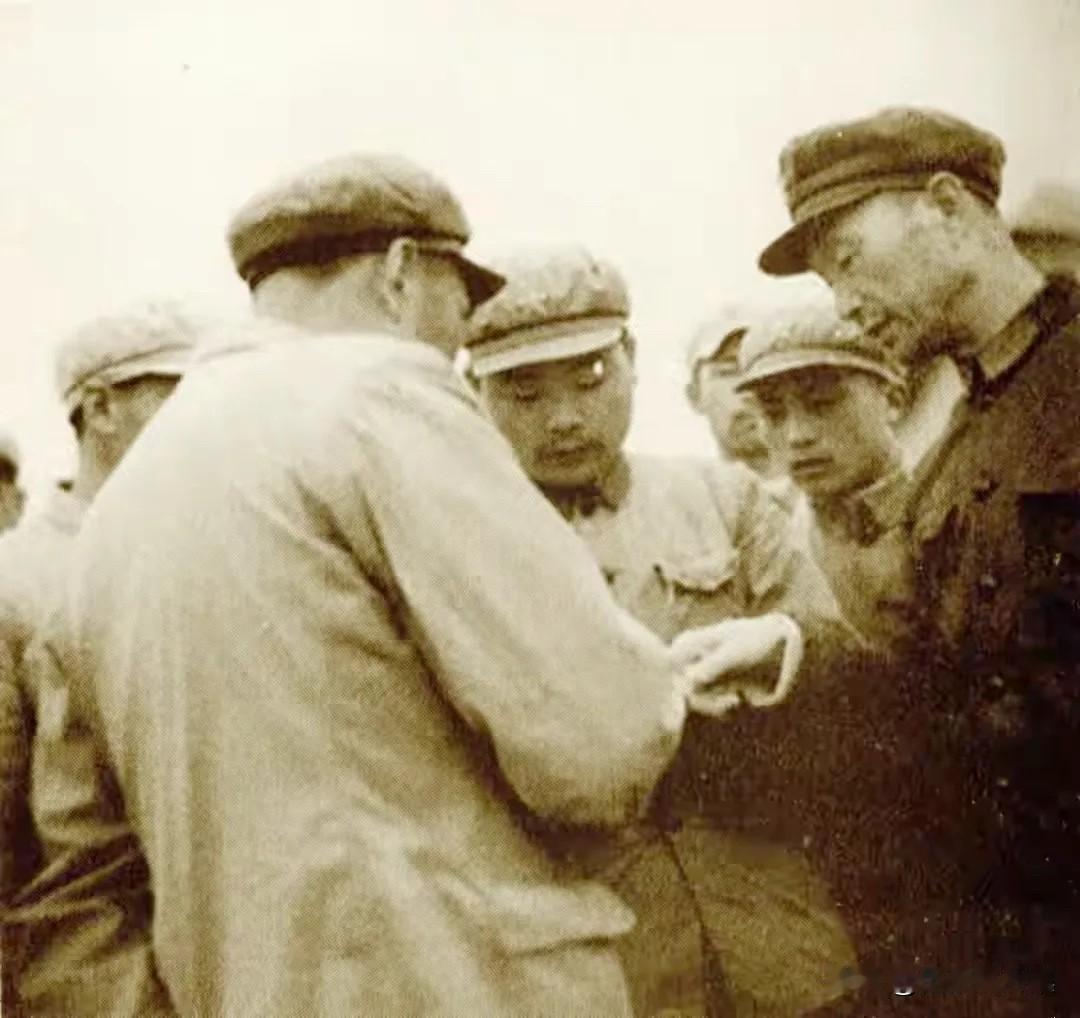 1964年10月，时任空军司令部作战部副部长恽前程（左一、背对者）向张爱萍（右一