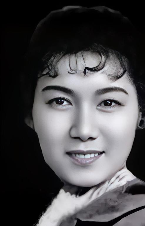 1952年的一天，齐白石已经快90岁了，他不知哪里来的力气，一把将25岁的新凤霞