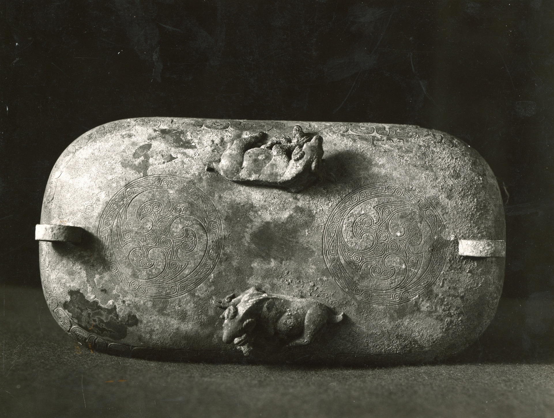 法国吉美美术馆藏 “浑源彝器” 春秋晚期:卧羊火纹盨， 