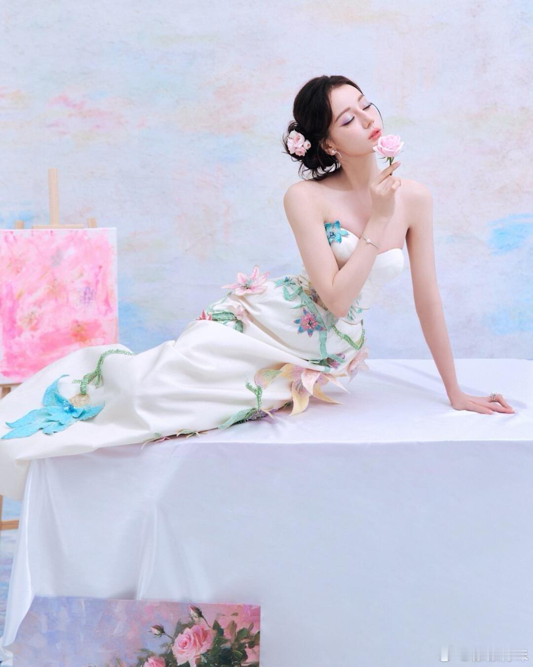 迪丽热巴[超话]   热巴裙摆间，花朵簇拥而上，交织如画；梦幻眼影色彩融合，清新