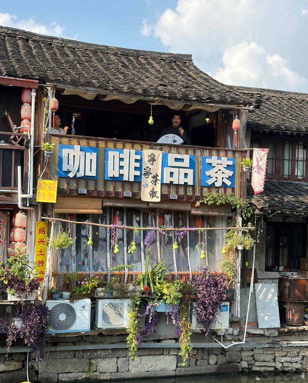 真葫芦已被摘假葫芦上街头博眼球小时候看葫芦娃，一直以为只有蛇精和蝎子精，才会想来