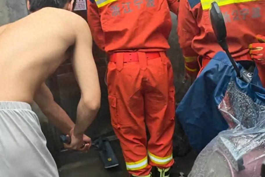 漫长的 20 分钟！宁波一男子发现眼镜蛇朝屋内爬去，急中生智用拖把死死压住蛇尾等