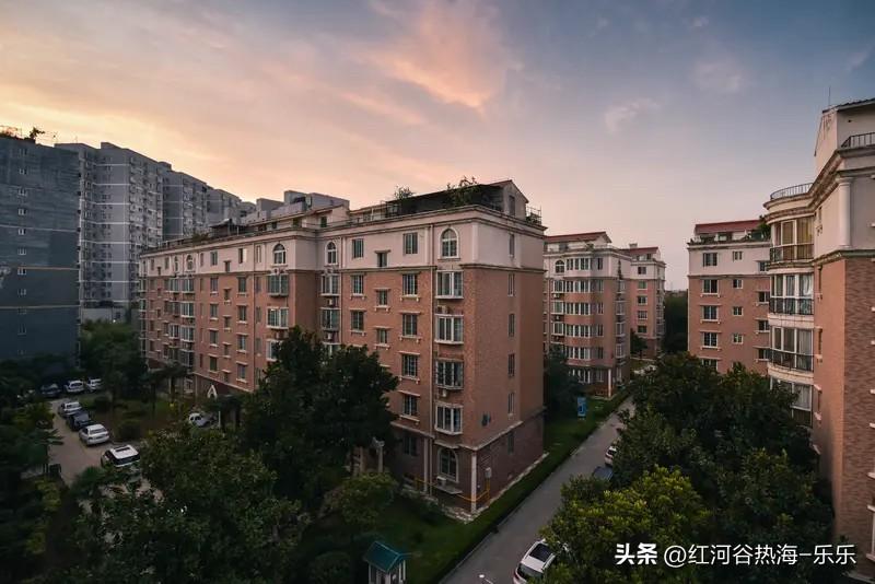 二手房房价想要止跌也还是有难度的。
就比如说。
同样的一个二手房小区，有的业主是